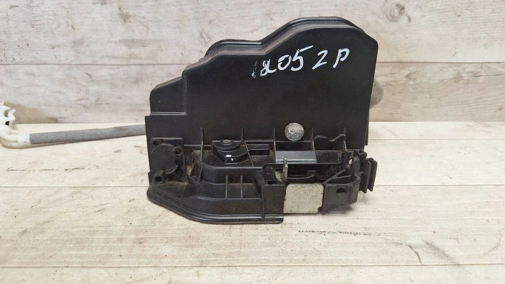 Rear door lock 7167076