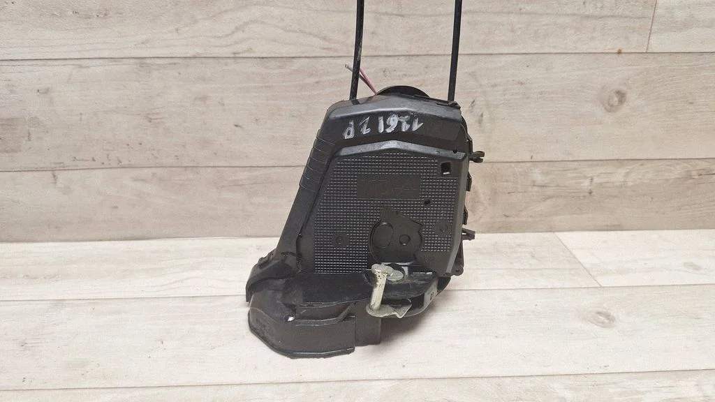 Rear door lock – rear right
