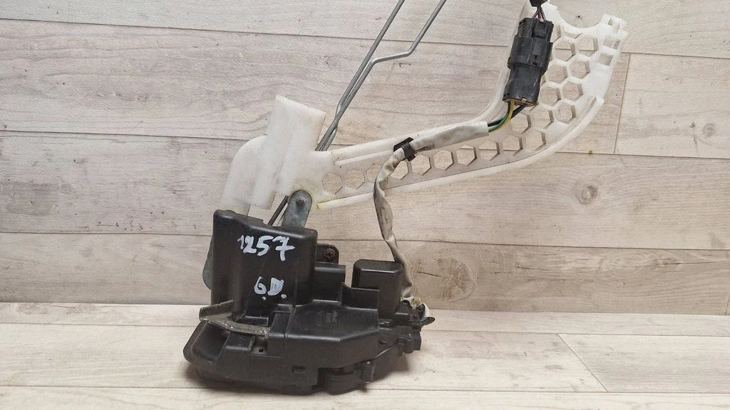 Rear door lock – rear right
