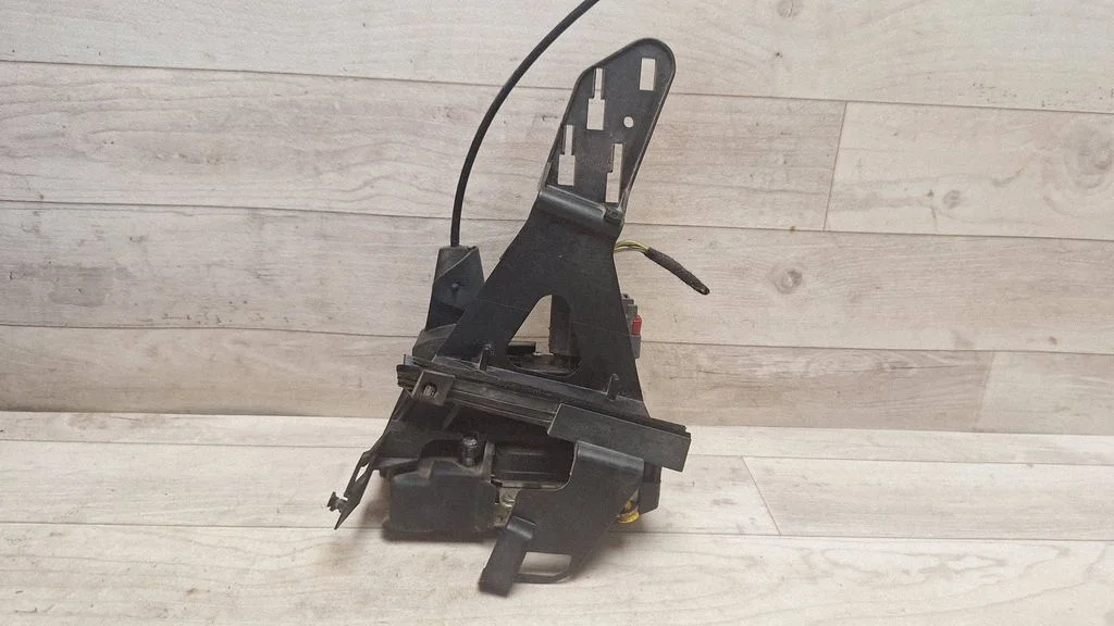 Rear door lock – rear right