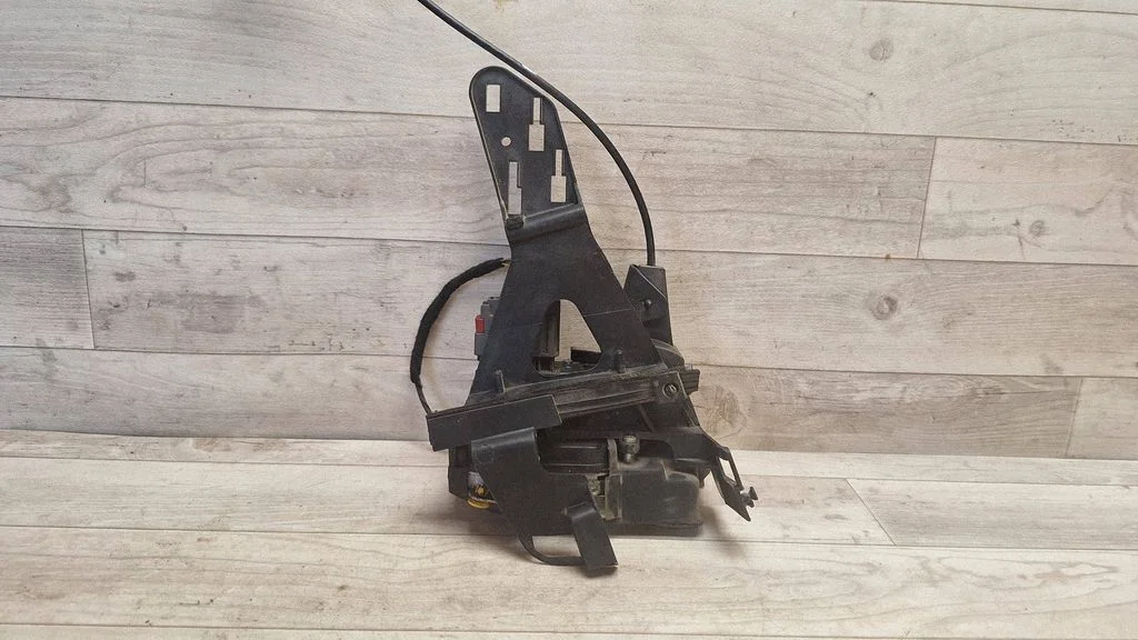 Rear door lock – rear left