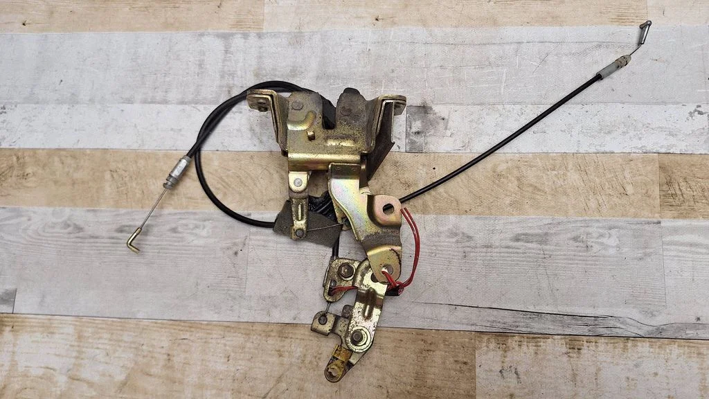 Rear door lock – left