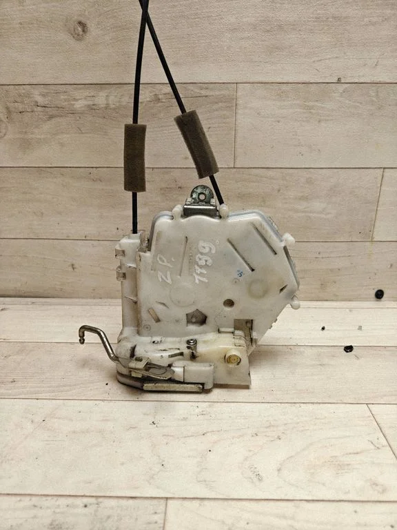 Rear door lock – rear right