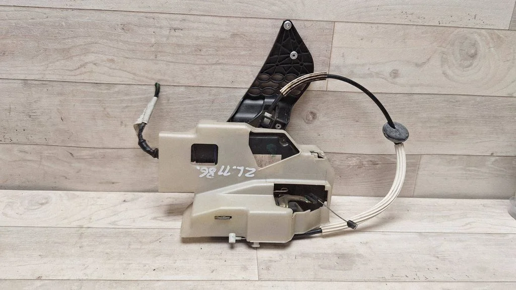 Rear door lock – Volkswagen Touareg I (2002-2010)