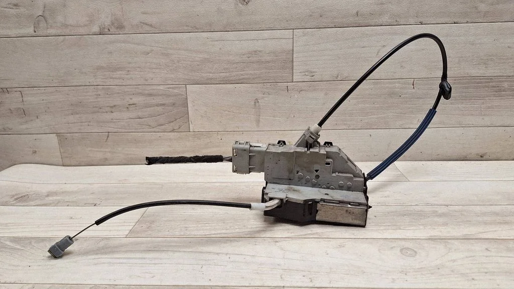 Rear door lock 9681337580