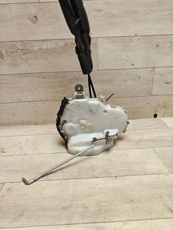 Rear door lock – rear right