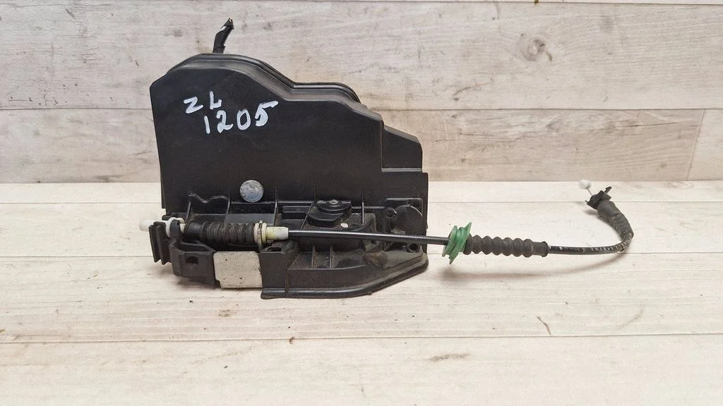 Rear door lock 7167075