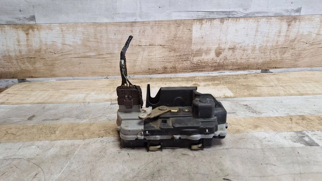 Rear door lock – rear right