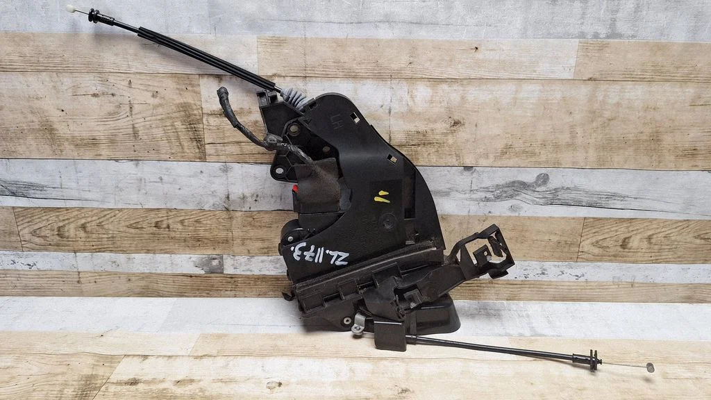 Rear door lock 30699111