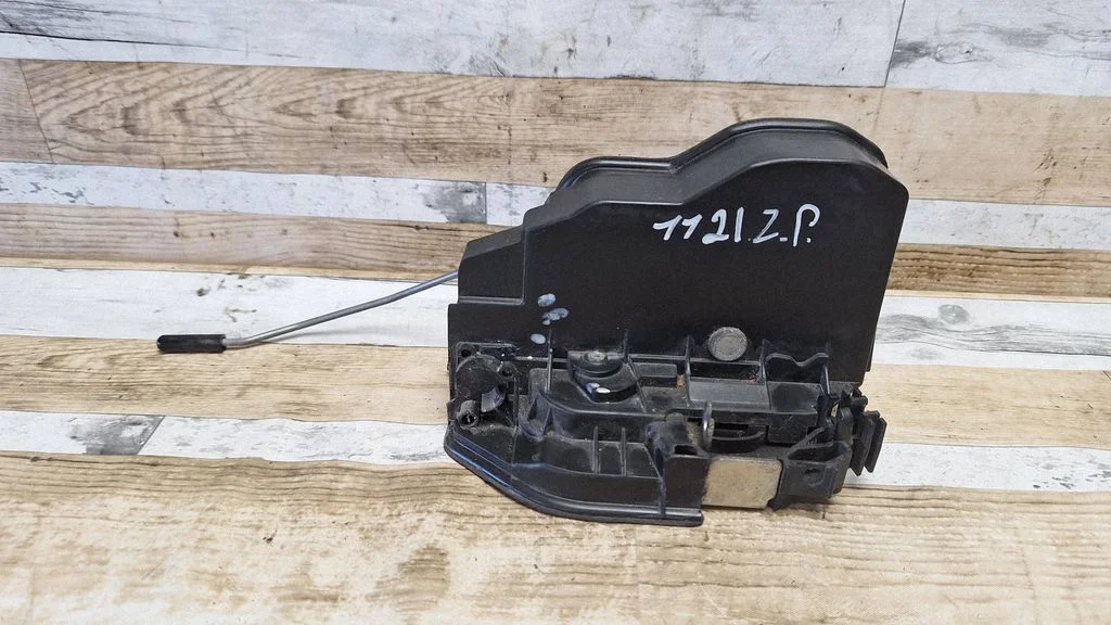 Rear door lock 7167076