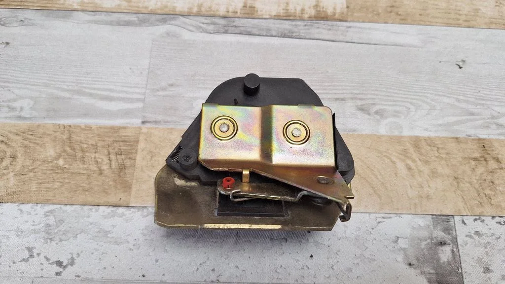 Rear door lock – rear right