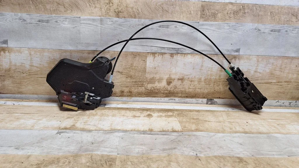Rear door lock – rear right