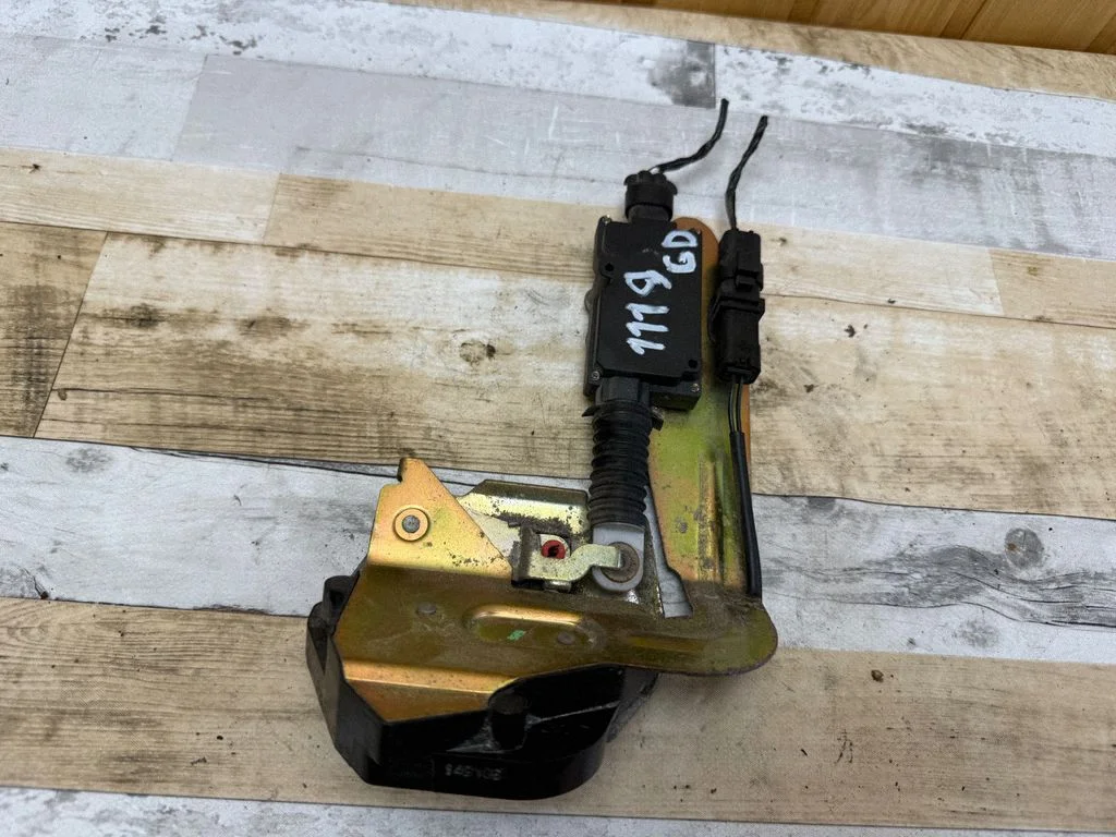 Rear door lock – rear right