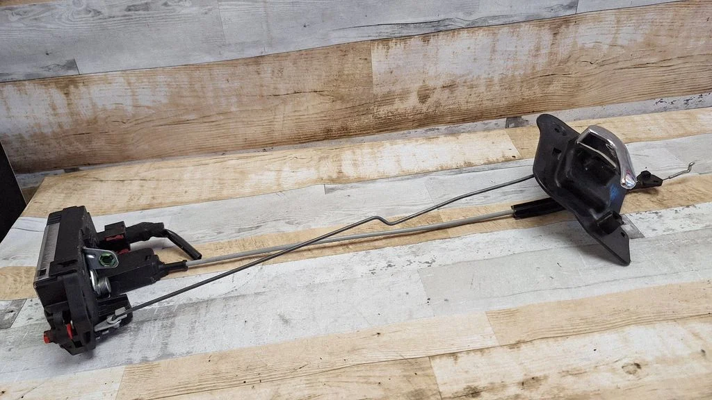 Rear door lock 13154794
