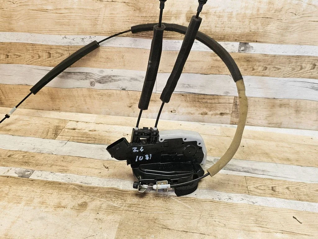 Rear door lock F1814520