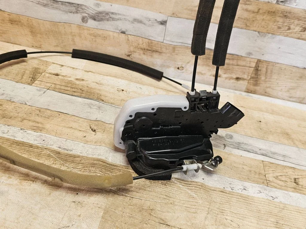 Rear door lock F1814510