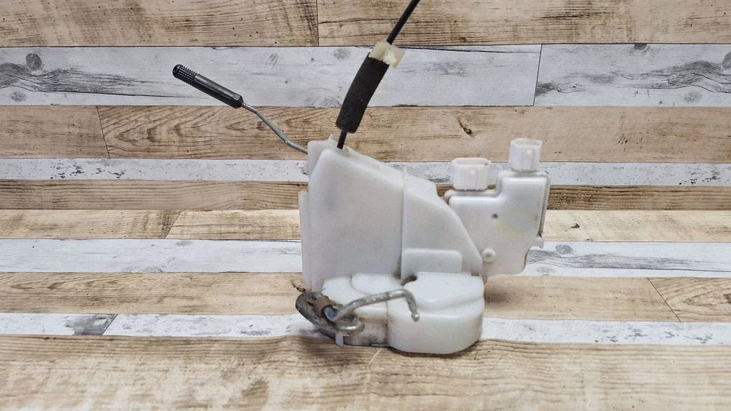 Rear door lock – rear right