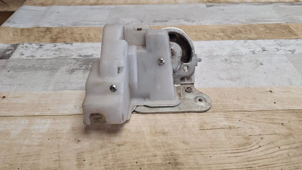 Rear door lock – Mazda 5 (2005-2010)