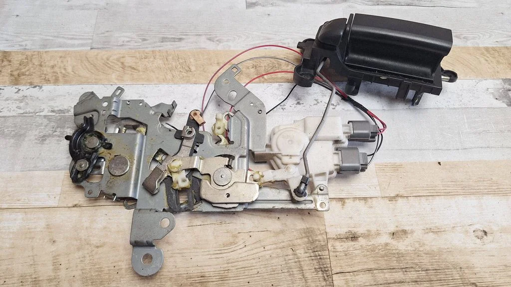 Rear door lock – Mazda 5 (2005-2010)