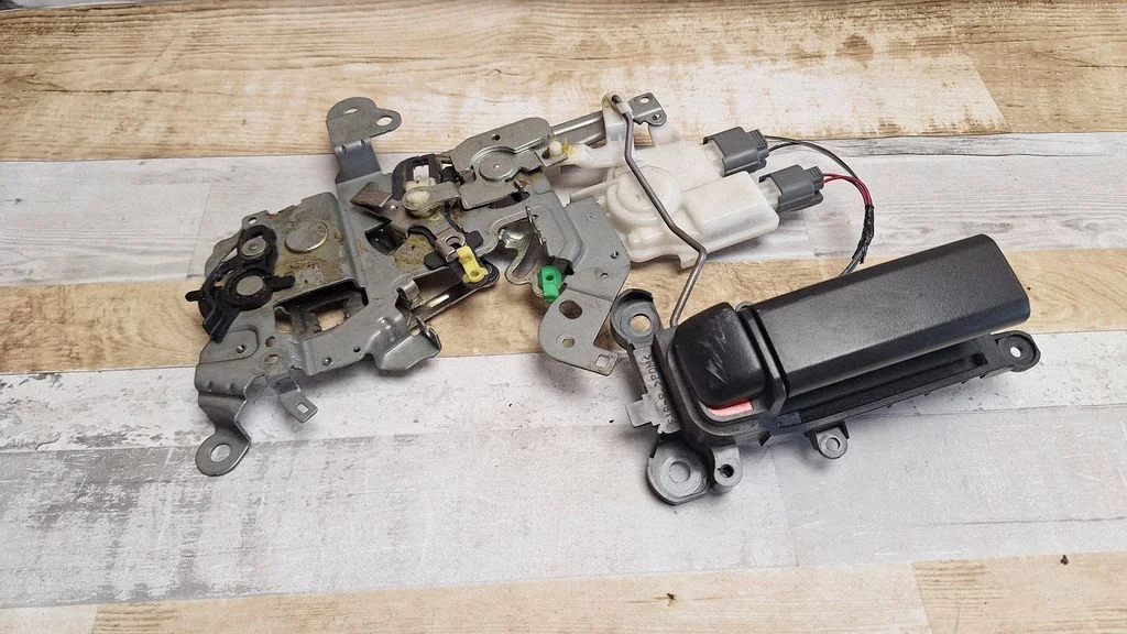 Rear door lock – Mazda 5 (2005-2010)