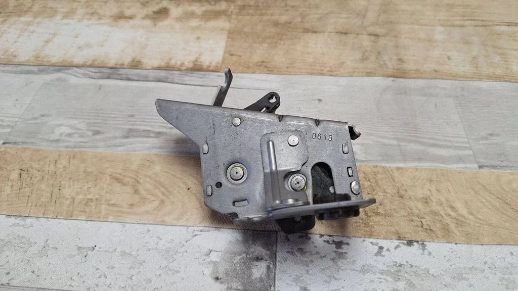 Rear door lock BK21V43287AE