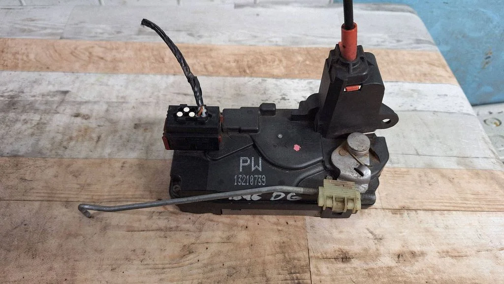 Rear door lock 13210739
