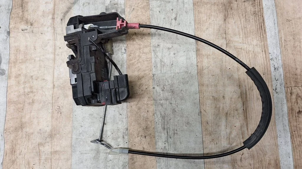 Rear door lock 13210739