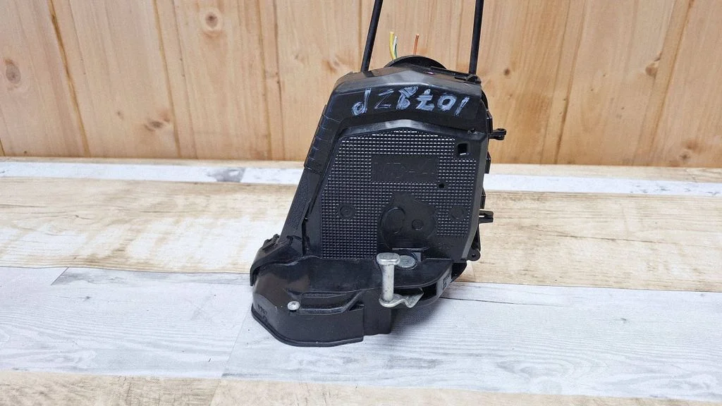 Rear door lock – rear right