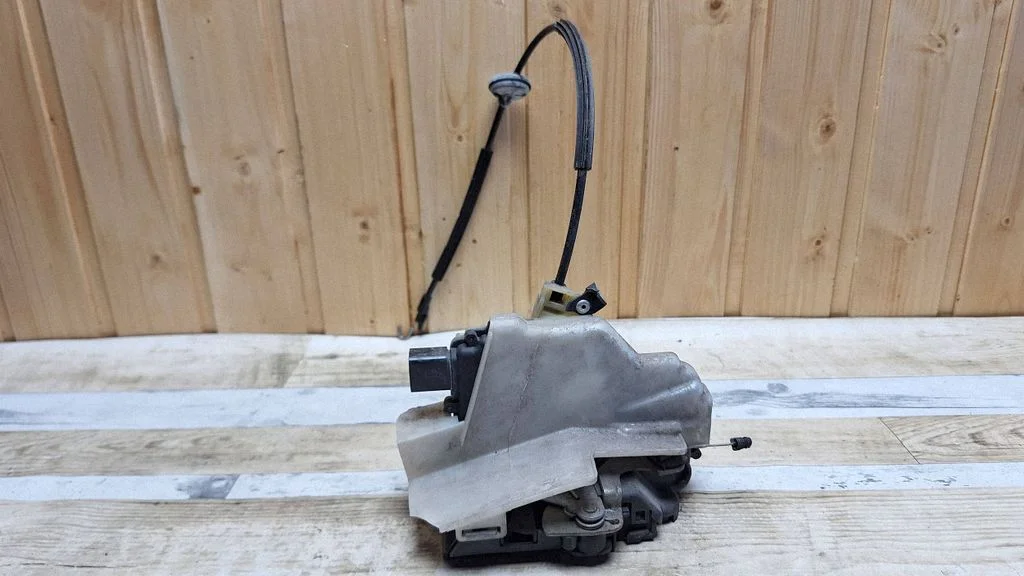 Rear door lock – rear left