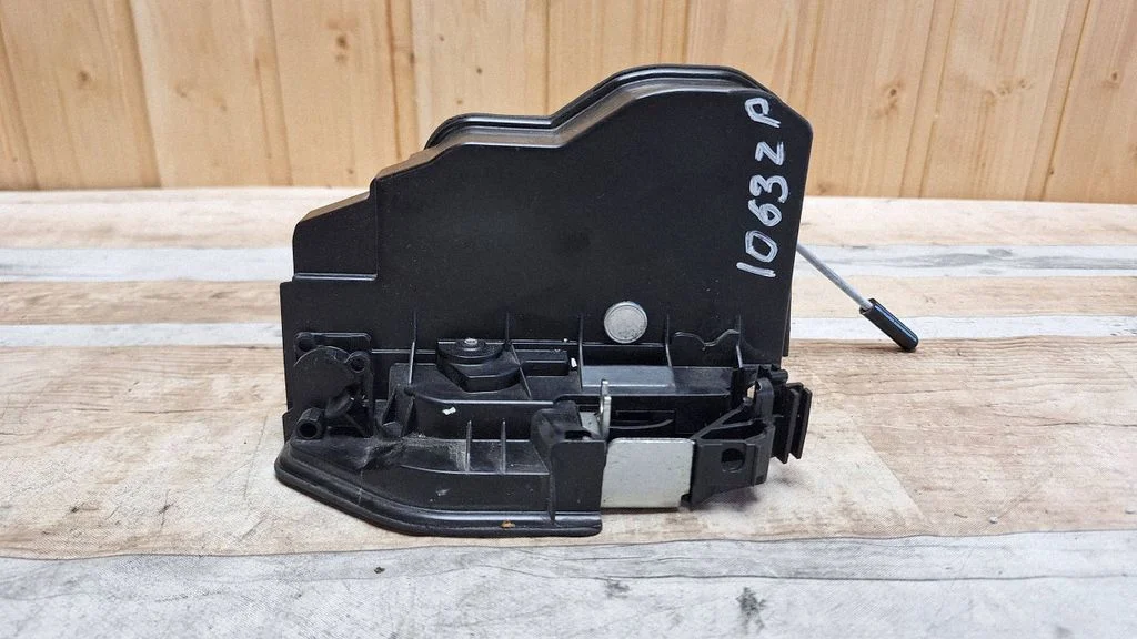 Rear door lock – rear right