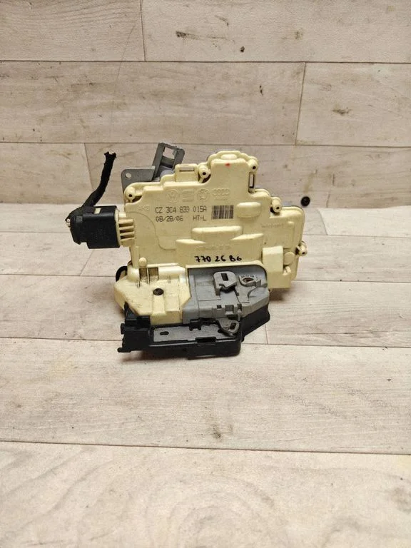 Zamek drzwi tylnych 3C4839015A