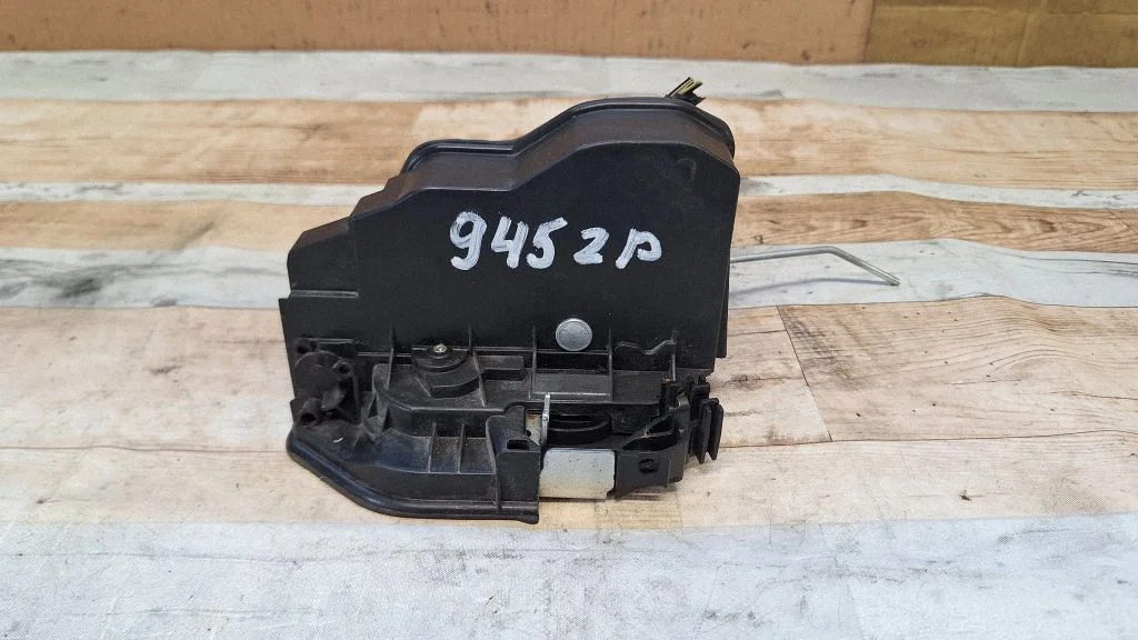 Rear door lock 7202148