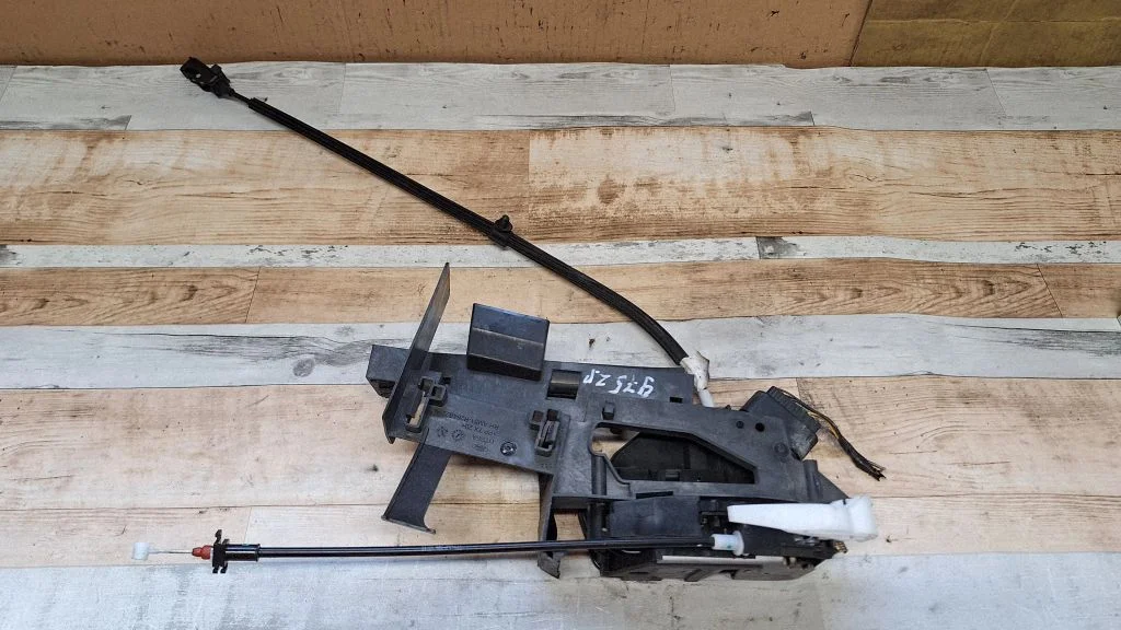 Rear door lock AM5AR26412CB