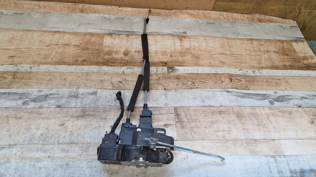 Rear door lock – rear right