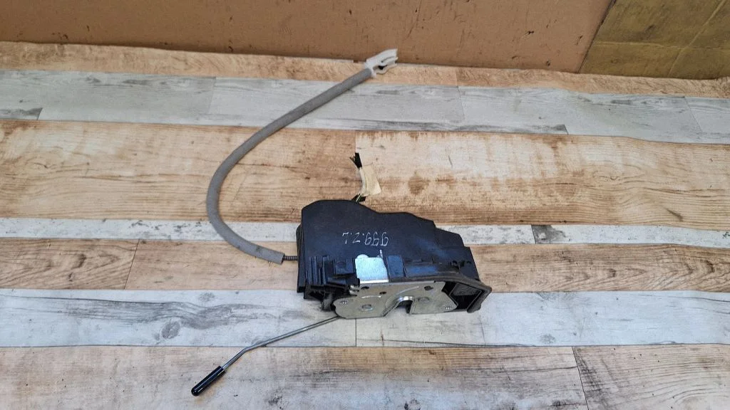 Rear door lock – rear right