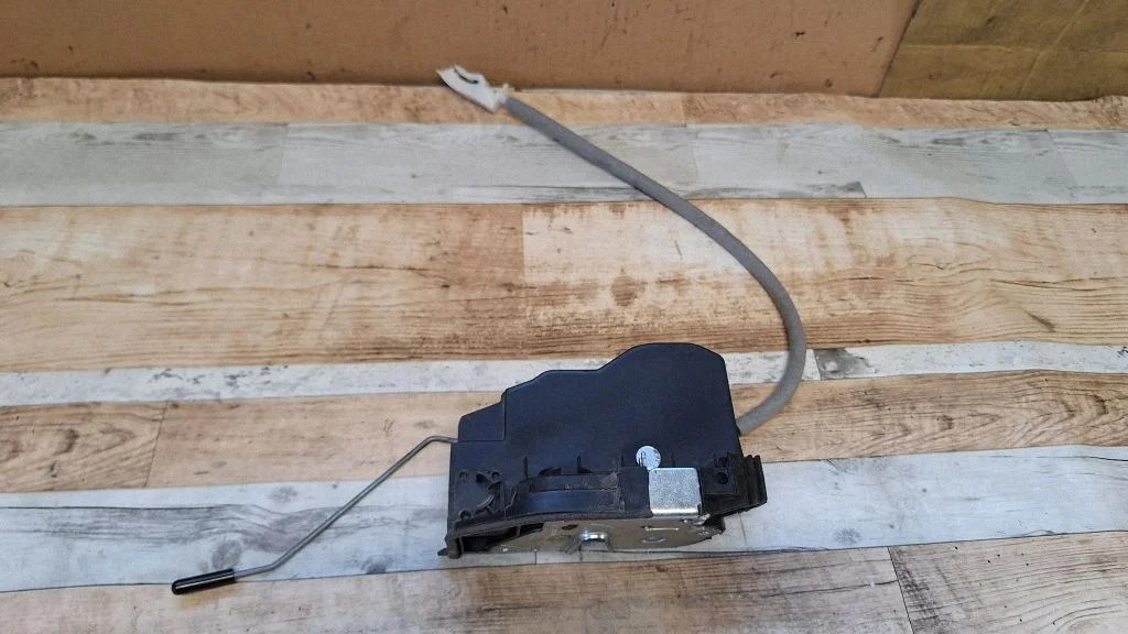 Rear door lock – rear right
