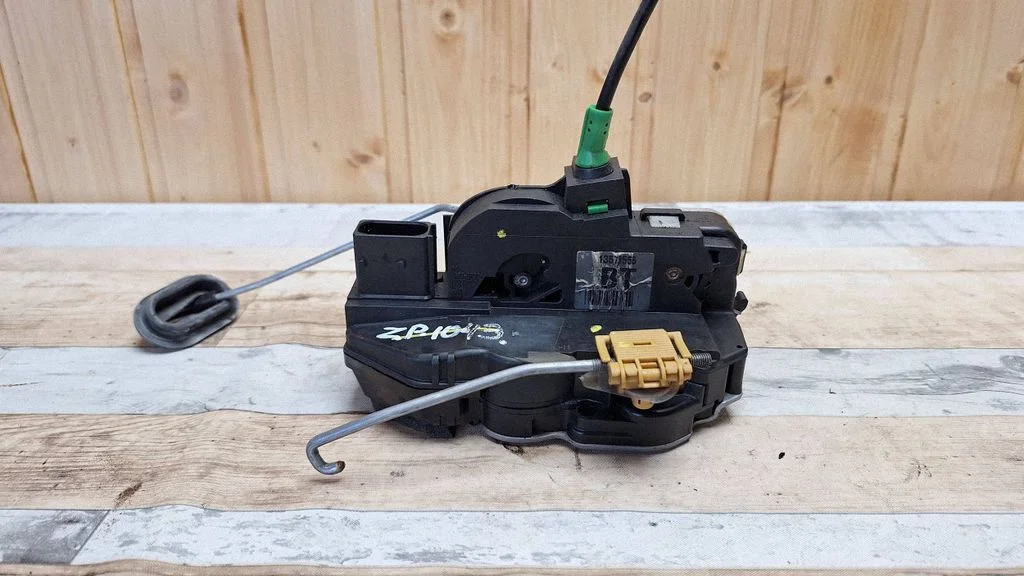 Rear door lock 13579556