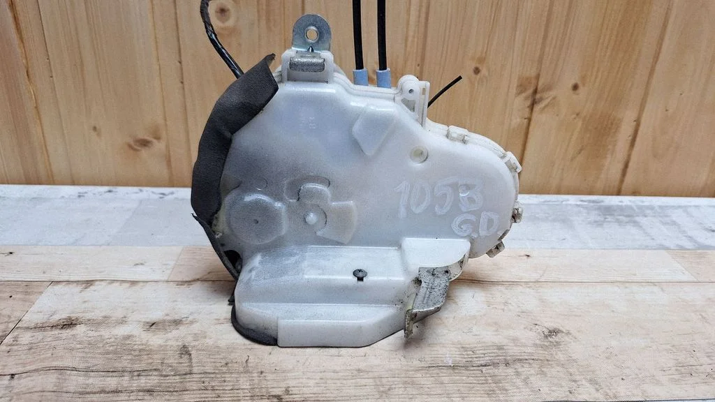 Rear door lock 13105981