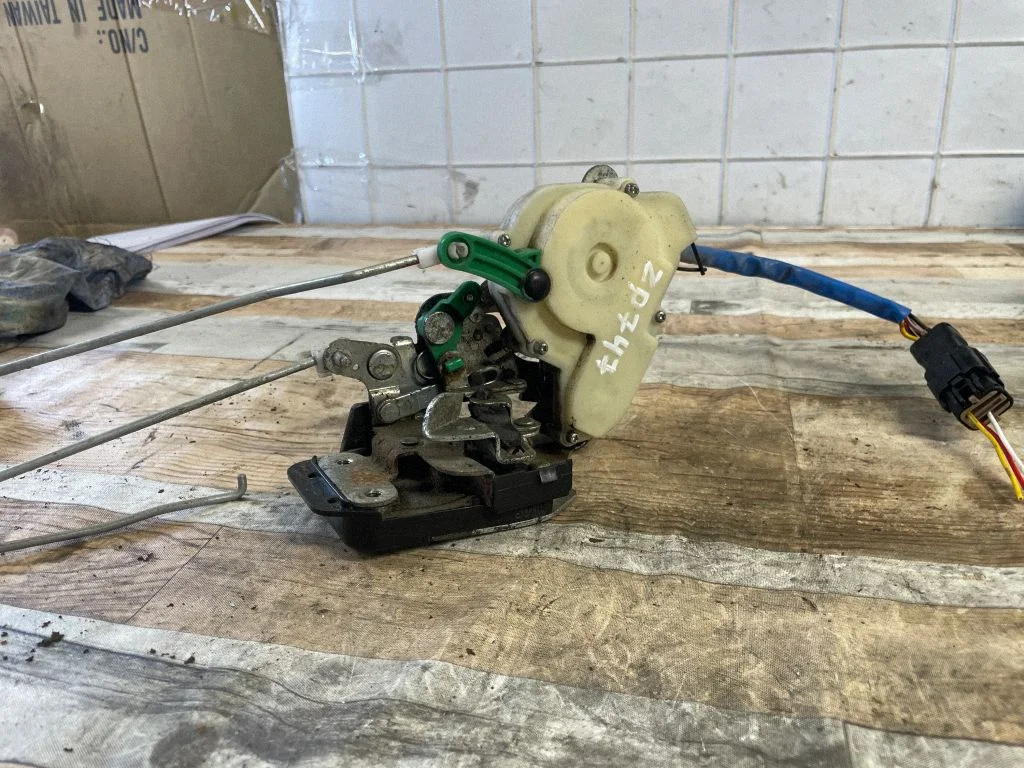 Rear door lock – rear right
