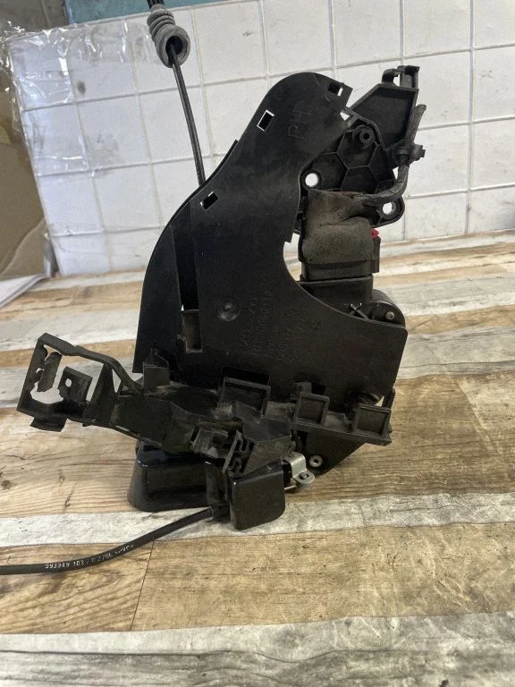 Rear door lock 30699112