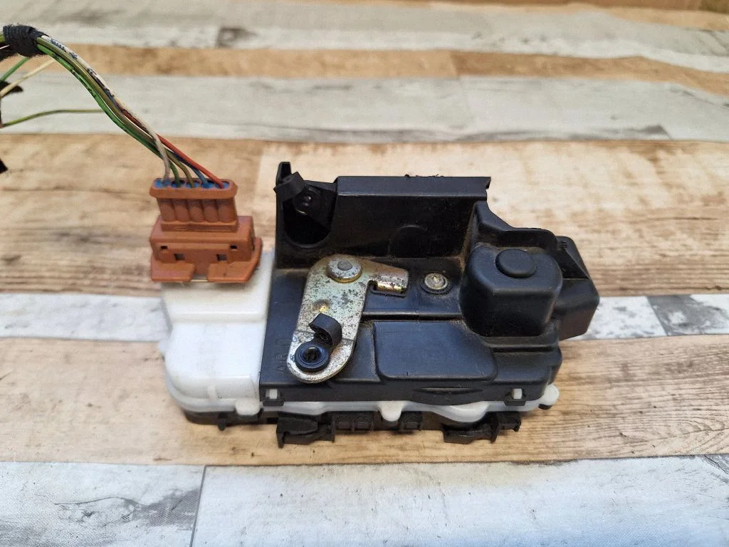 Rear door lock – rear right