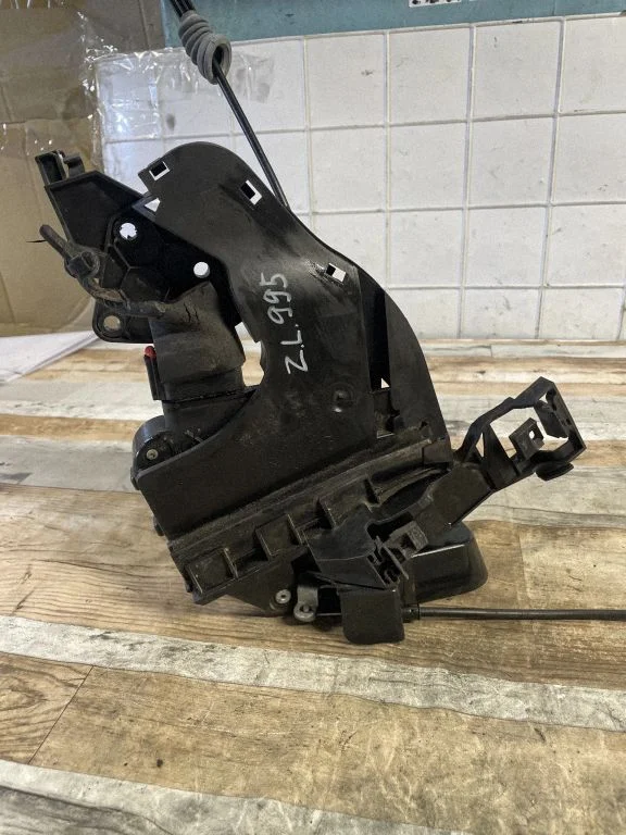 Rear door lock 30699111
