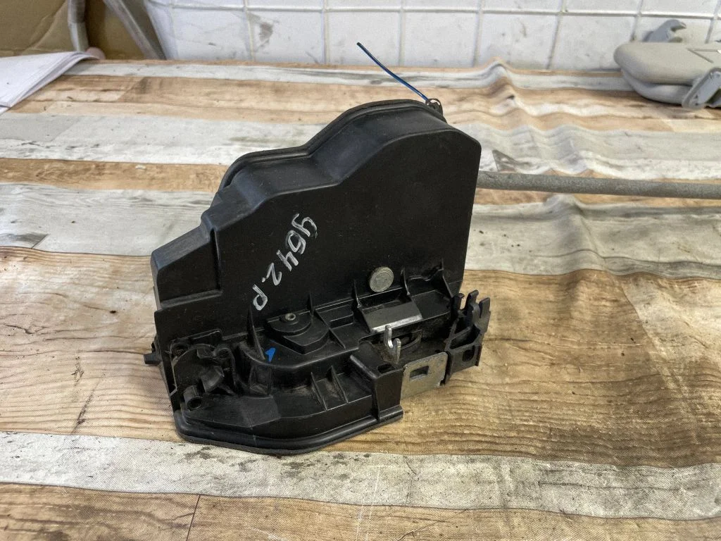 Rear door lock 7167070