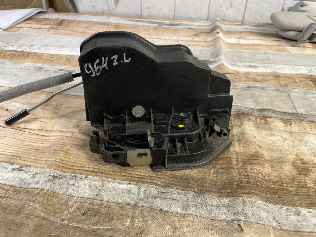 Rear door lock 7167069