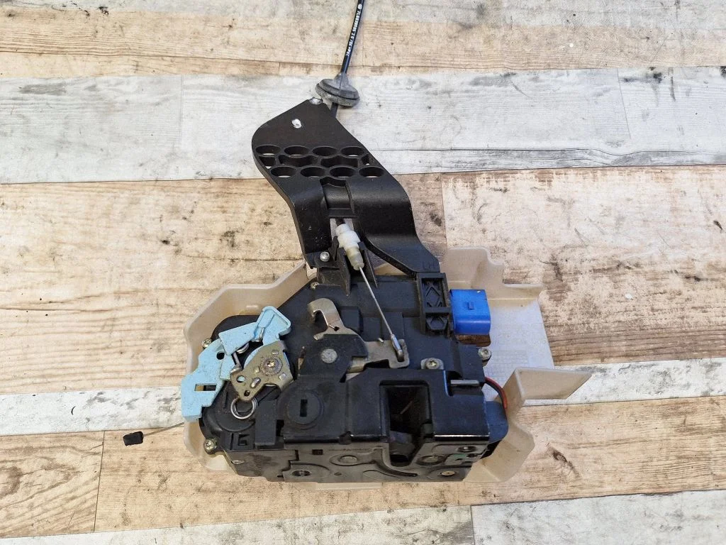 Rear door lock 7L0839089