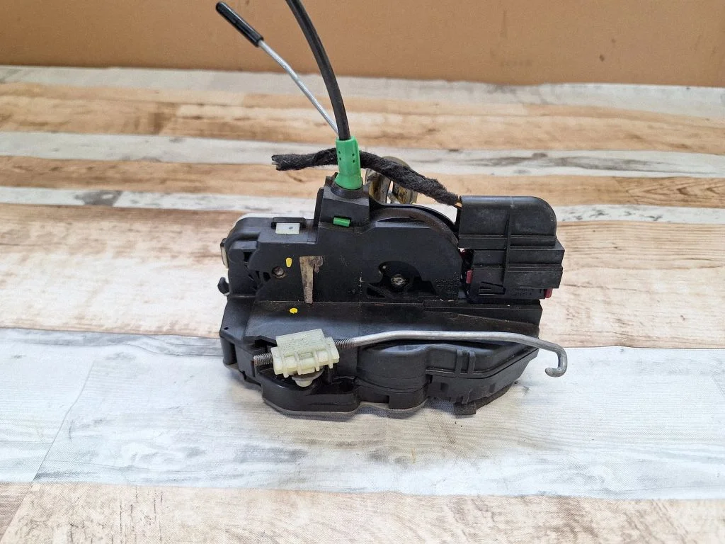 Rear door lock – rear left