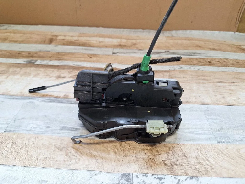 Rear door lock – rear right