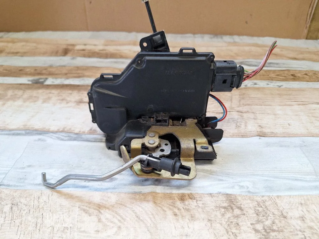 Rear door lock – rear right