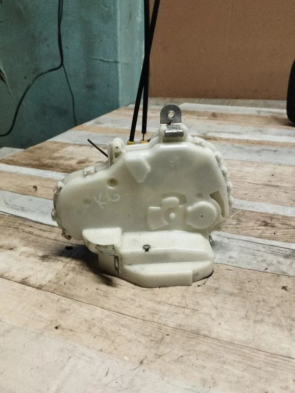 Rear door lock – rear left