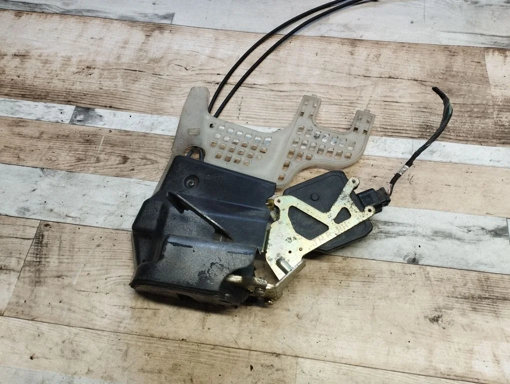 Rear door lock – rear right